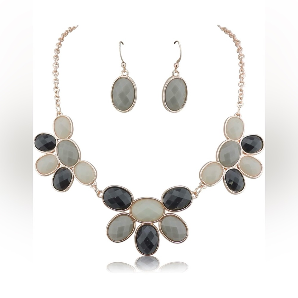 Multi colored fashion necklace